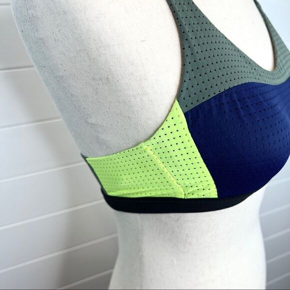 🌺3 FOR$20🌺 - Victoria’s Secret Victoria Sport Lightweight  Athletic Bra 32A - Picture 2 of 3